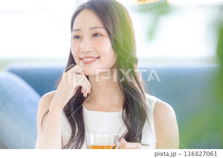 お茶を飲む若い女性 お茶を飲む若い女性 116827061