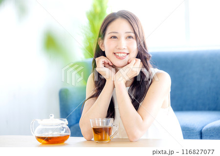 お茶を飲む若い女性 116827077