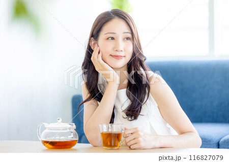 お茶を飲む若い女性 116827079