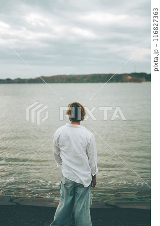 海を眺める男性の後ろ姿 海を眺める男性の後ろ姿 116827363