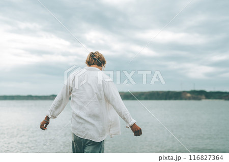 海を眺める男性の後ろ姿 海を眺める男性の後ろ姿 116827364