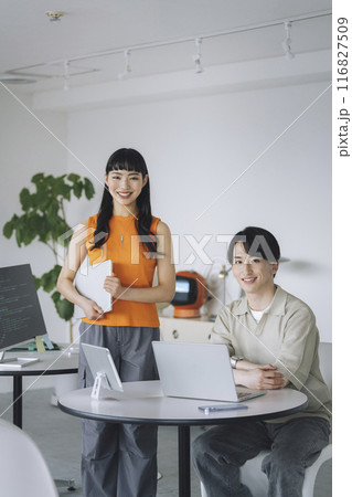 カメラ目線の若い男女 IT スタートアップ ベンチャー企業 イメージ カメラ目線の若い男女 IT スタートアップ ベンチャー企業 イメージ 116827509