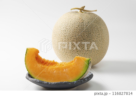 新鮮な赤肉メロンとカットしたメロン 116827814