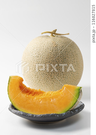 新鮮な赤肉メロンとカットしたメロン 116827815