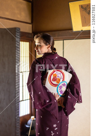 古民家で着物を自分で着付けする外国人女性 116827881