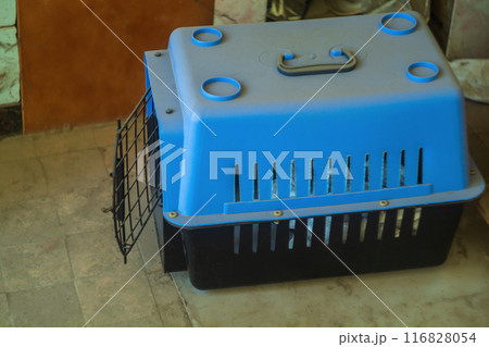 Empty carrier bag for safe transfer of pet cats in black color with the door open. Dusty due to non-use. Devices for tourism, moving pets 116828054