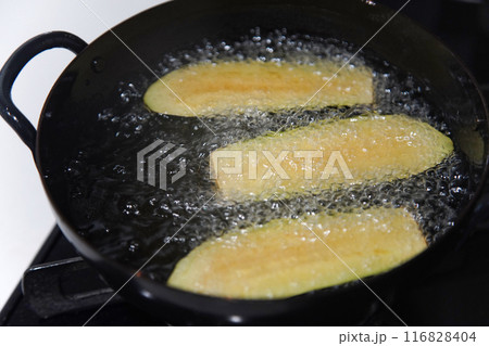 茄子を素揚げする様子 茄子を素揚げする様子 116828404