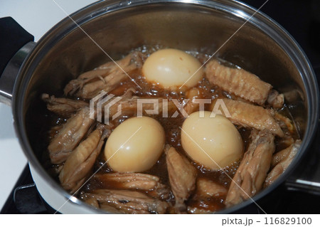 鶏手羽中の煮物を作る様子 鶏手羽中の煮物を作る様子 116829100