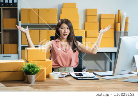 Happy young businesswoman presenting or showing open hand palm, happy working. 116829152