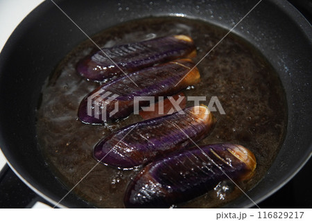 茄子の煮浸しを作る様子 116829217