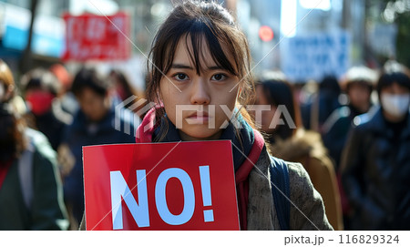 NOの看板を掲げる女性 116829324