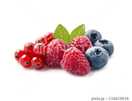 Sweet berries of red currant, blueberries and raspberries on white backgrounds Sweet berries of red currant, blueberries and raspberries on white backgrounds 116829616