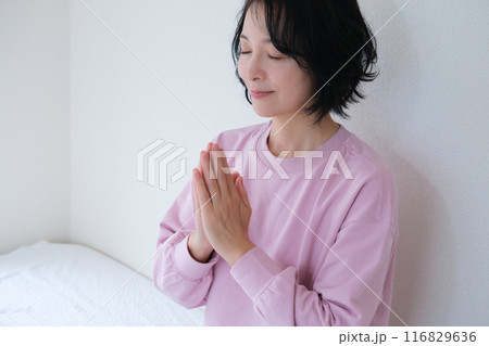 瞑想して心を整えるミドル女性 116829636