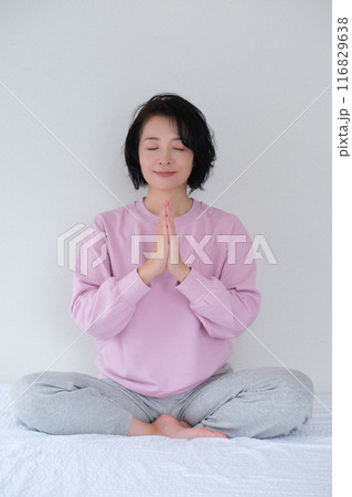 瞑想して心を整えるミドル女性 116829638