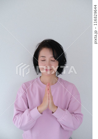 瞑想して心を整えるミドル女性 116829644