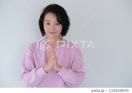 瞑想して心を整えるミドル女性 瞑想して心を整えるミドル女性 116829650