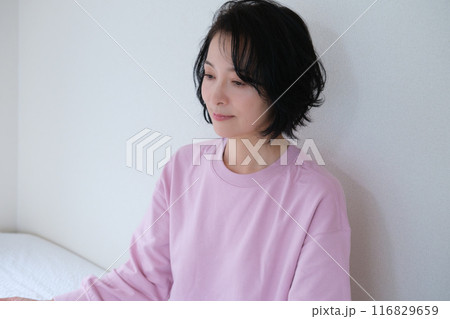 瞑想して心を整えるミドル女性 116829659