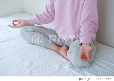 瞑想して心を整えるミドル女性 116829662