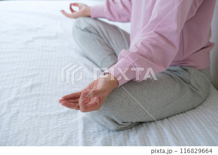 瞑想して心を整えるミドル女性 116829664