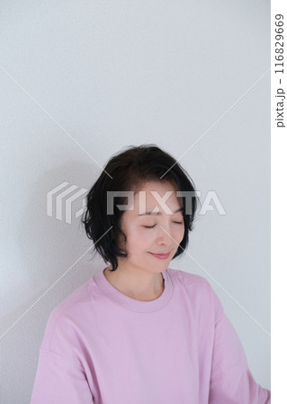 瞑想して心を整えるミドル女性 116829669