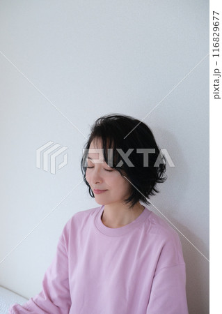 瞑想して心を整えるミドル女性 116829677