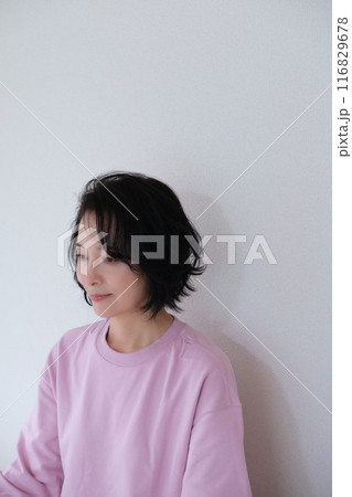 瞑想して心を整えるミドル女性 瞑想して心を整えるミドル女性 116829678