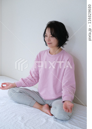 瞑想して心を整えるミドル女性 116829680