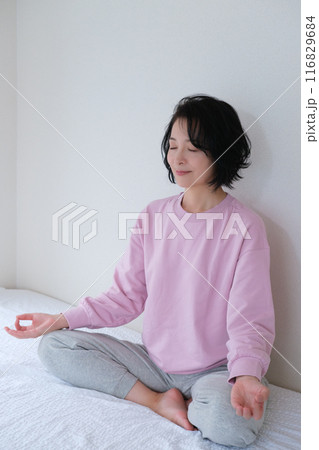 瞑想して心を整えるミドル女性 116829684