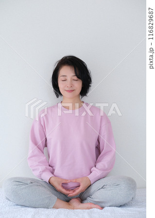 瞑想して心を整えるミドル女性 116829687