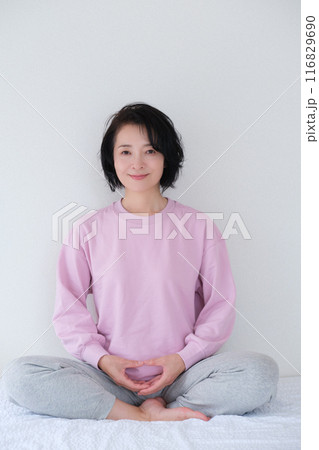 瞑想して心を整えるミドル女性 116829690