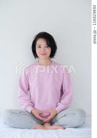 瞑想して心を整えるミドル女性 116829692