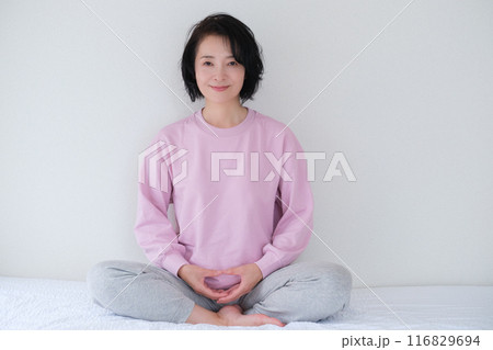 瞑想して心を整えるミドル女性 116829694