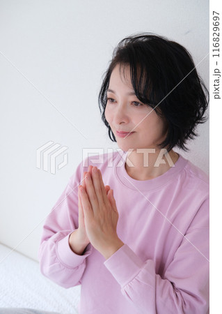 瞑想して心を整えるミドル女性 116829697