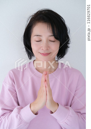 瞑想して心を整えるミドル女性 116829701