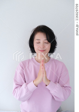 瞑想して心を整えるミドル女性 116829709