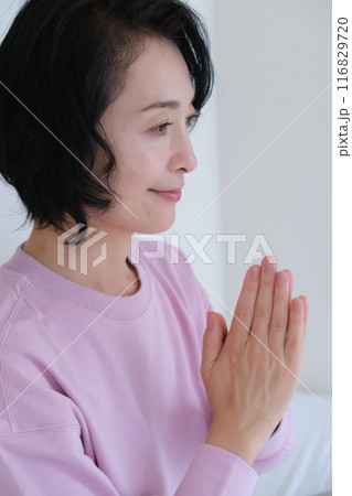 瞑想して心を整えるミドル女性 116829720