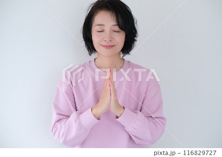 瞑想して心を整えるミドル女性 瞑想して心を整えるミドル女性 116829727