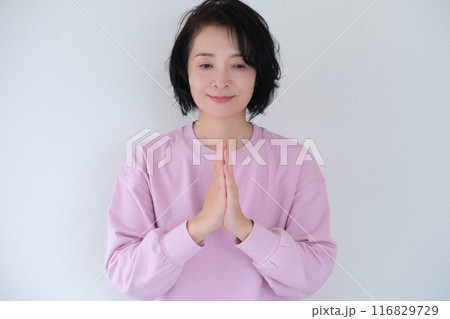 瞑想して心を整えるミドル女性 116829729