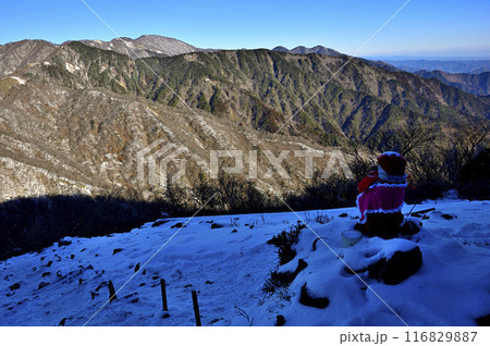 雪の丹沢山地 三ノ塔を通る表尾根の縦走路の地蔵様 日本百名山の丹沢山 雪の丹沢山地 三ノ塔を通る表尾根の縦走路の地蔵様 日本百名山の丹沢山 116829887