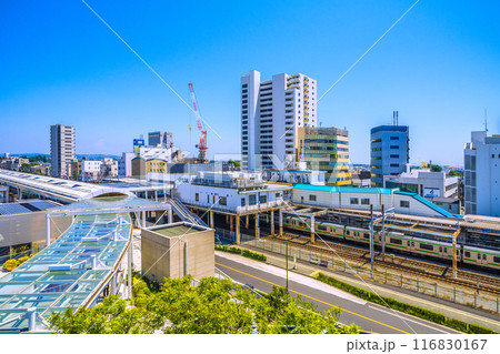 日本の藤沢都市景観　7月。東海道本線　辻堂駅や電車（オレンジと緑ラインの湘南色）などを望む＝22日 116830167