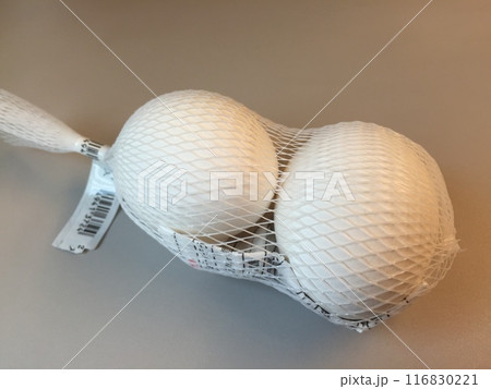 新幹線車内で食べる「塩味ゆで卵」 116830221