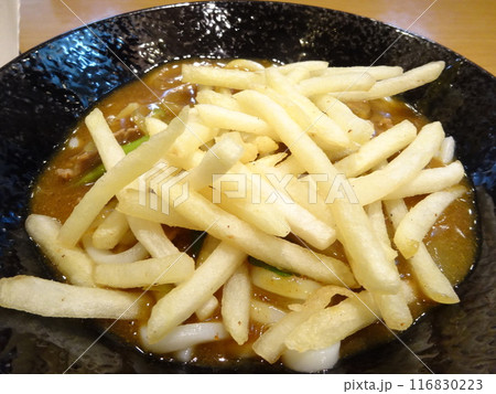 関西の立ち食いそばチェーン店で食べる「ポテカレーうどん」 116830223