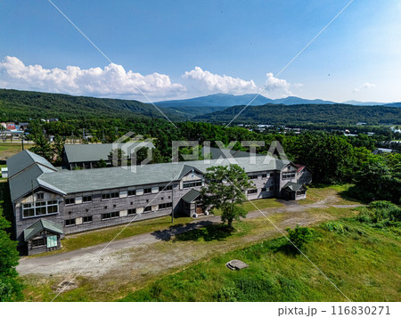 旧増毛小学校と暑寒別岳 116830271