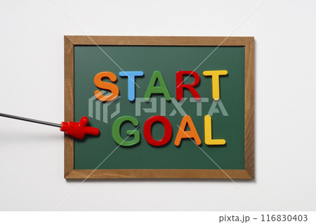 黒板のGOALに指示棒とSTARTの文字 116830403