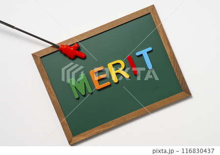 黒板にメリットの文字と指示棒 116830437