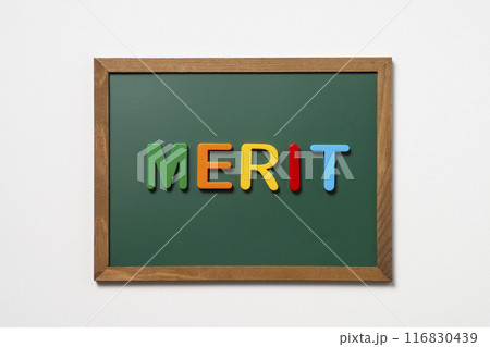 黒板にメリットのアルファベット磁石 116830439