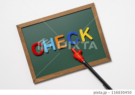 黒板にCHECKの文字と指示棒 116830450