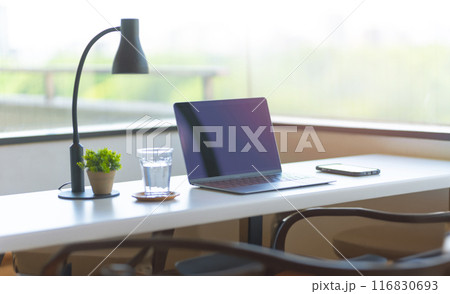 ,デスクワーク 116830693