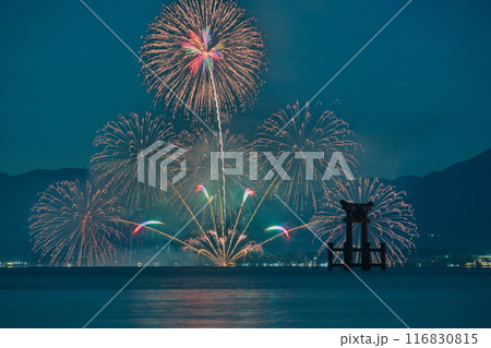 白髭神社の鳥居と大津志賀花火大会 116830815
