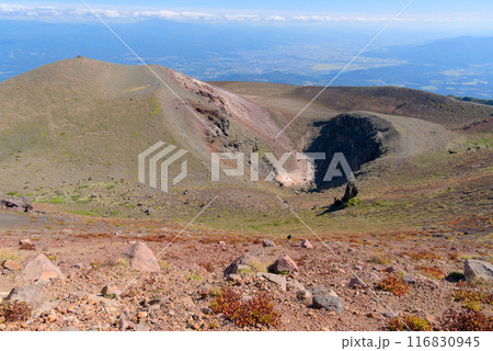 岩手山薬師岳から望む妙高岳と噴火口 116830945